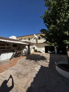 Casa en venta con 2 departamentos independientes 8